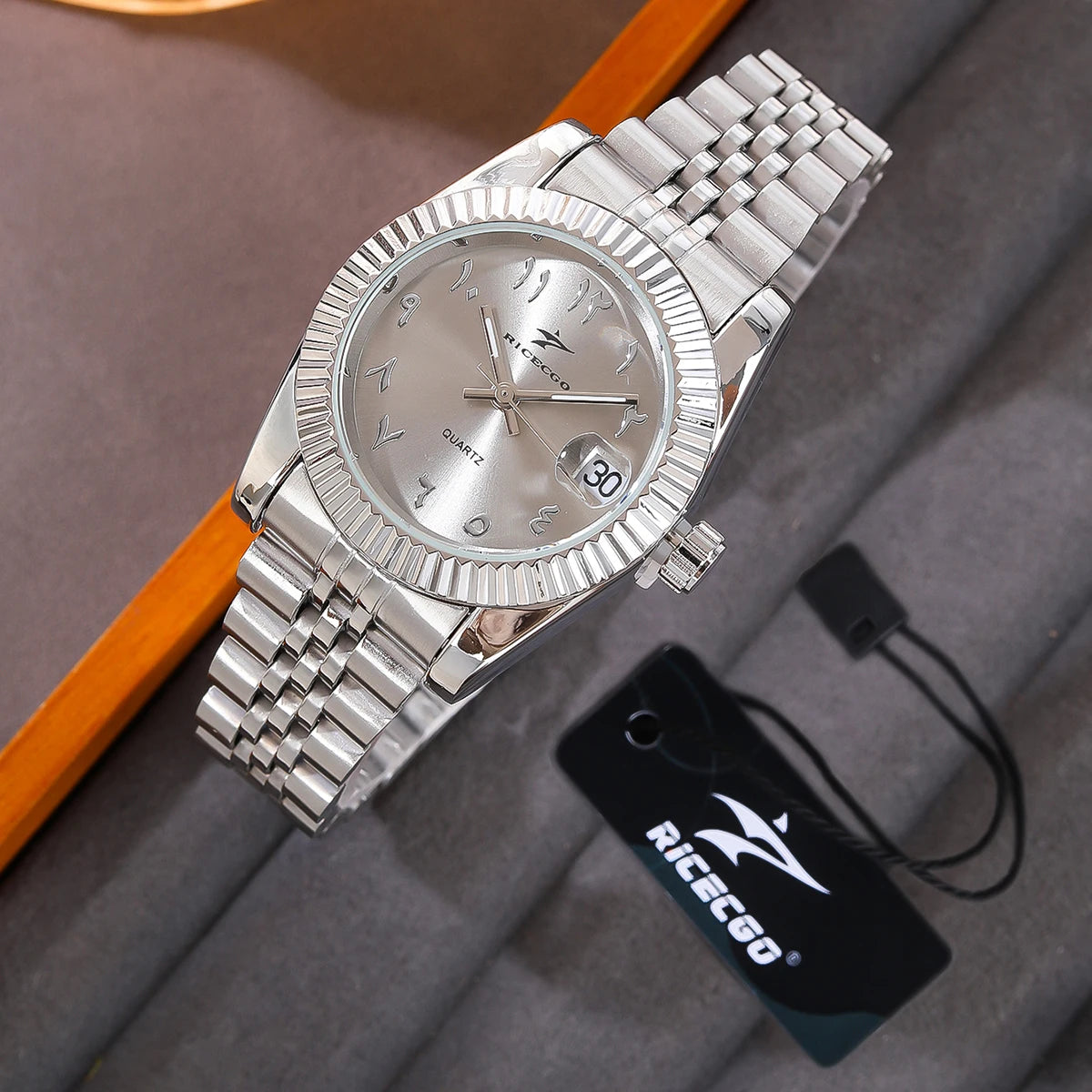 Women's Round Watch - Luxury Quartz Bracelet