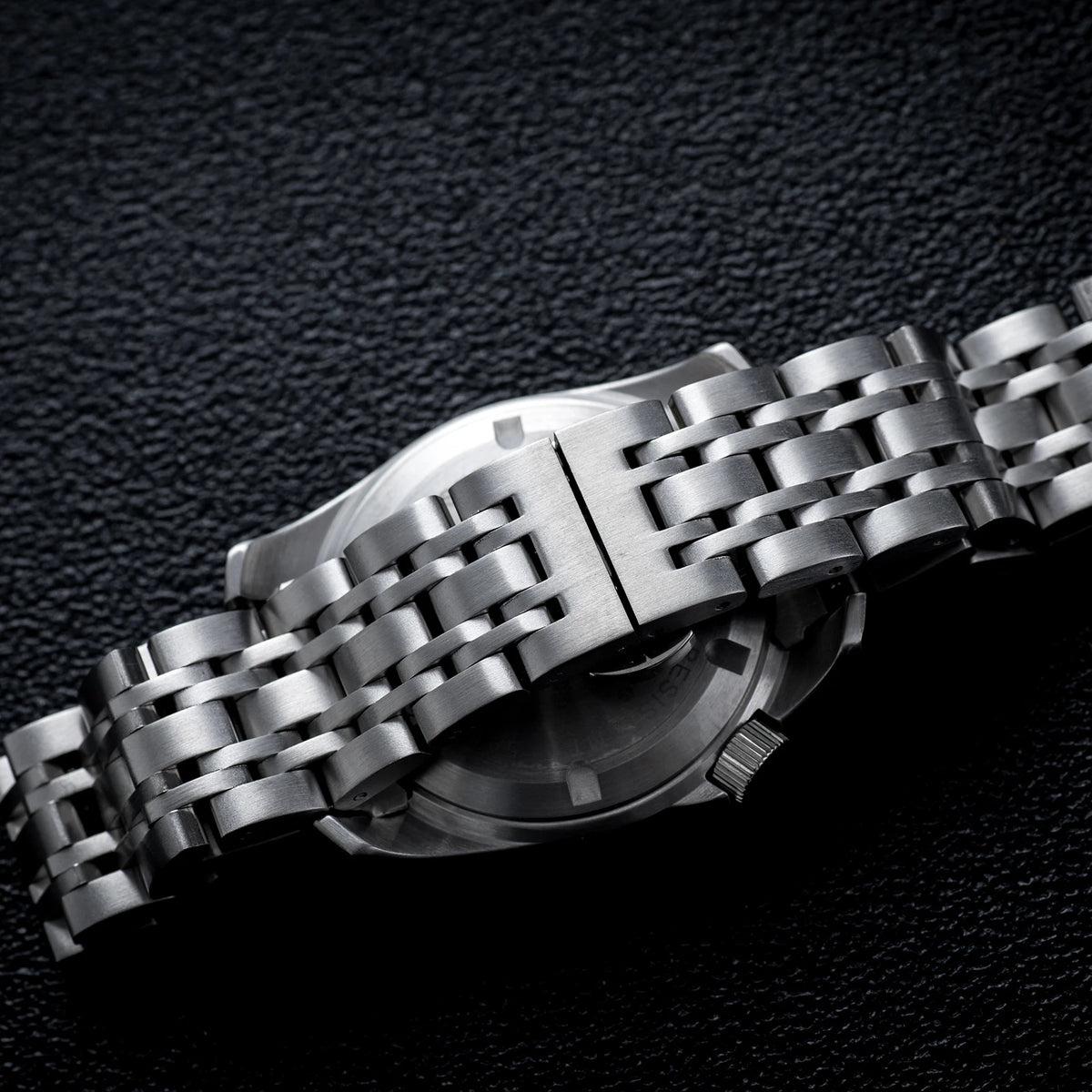 AIMIMO DESIGN Men’s Sapphire Crystal Quartz Watch, 5 Bar Water Resistant